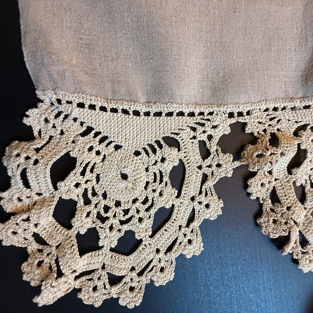 Vintage Linen Table Runner with‎ Handmade Crochet Lace Trim Beige 52 Inch - Picture 2 of 9